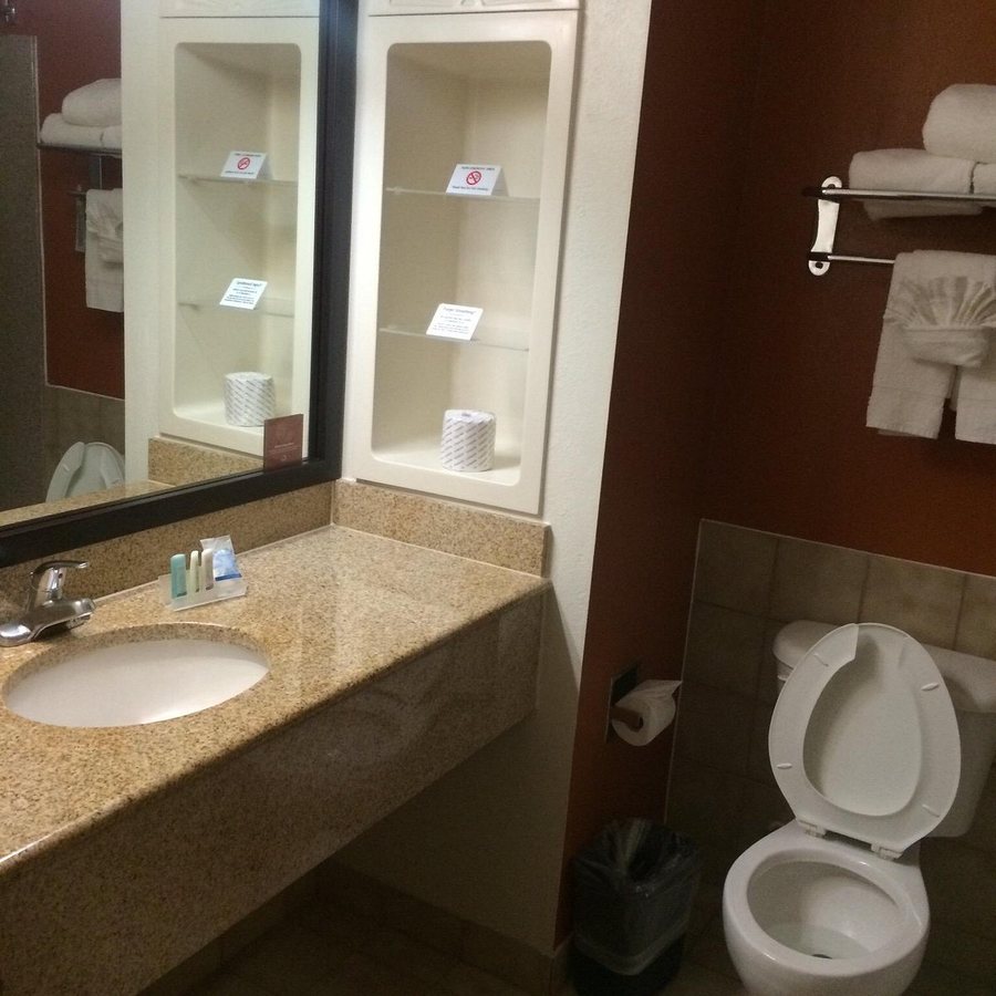 Sleep Inn Suites Stafford Sugarland — Bathroom