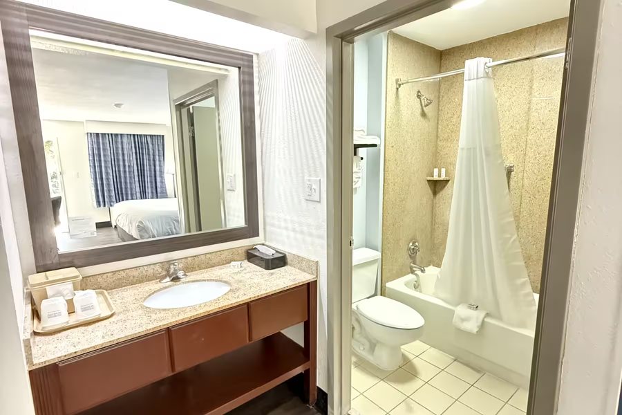 Sleep Inn Suites — Bathroom