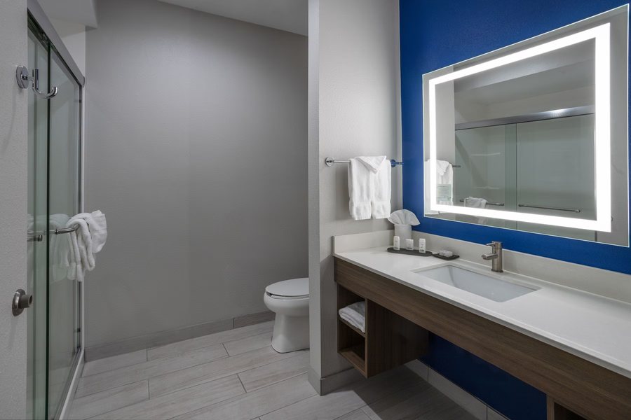 Sleep Inn Suites — Bathroom