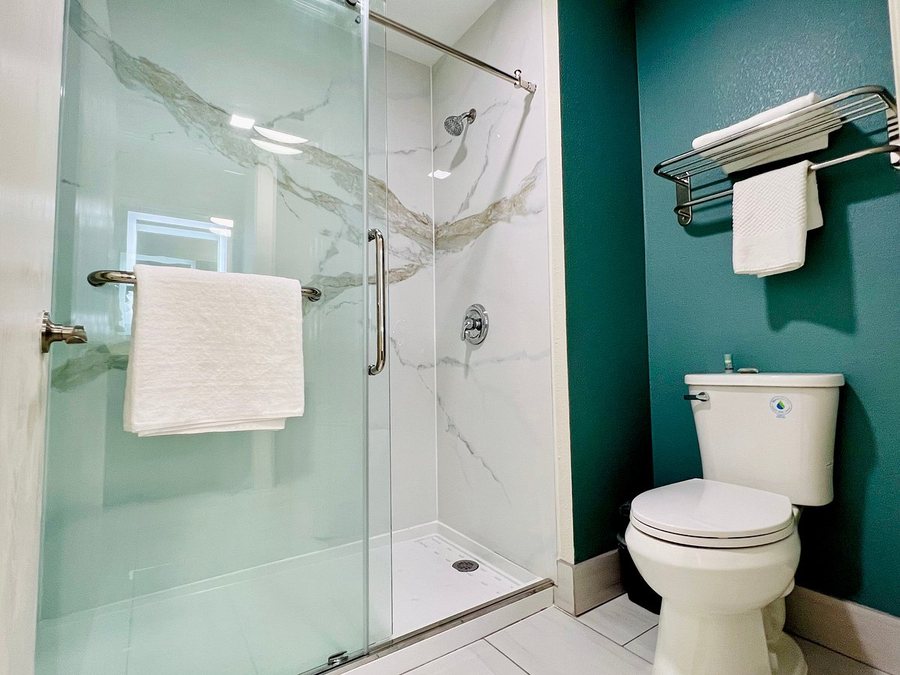 Sleep Inn Suites Wisconsin Dells Lake Delton — Bathroom