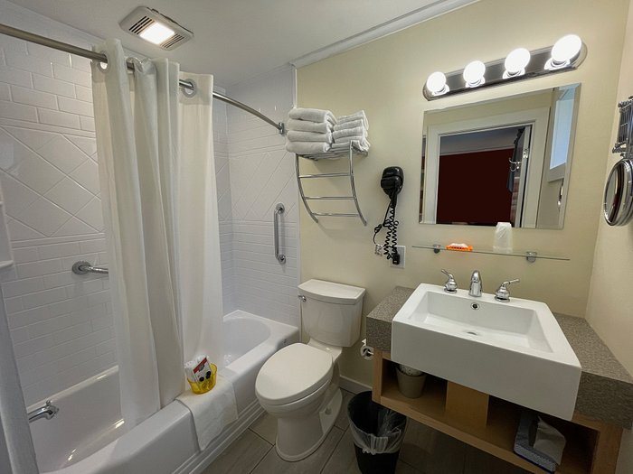 Sleep Woodstock Motel — Bathroom