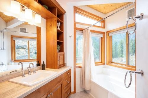 Sleeping Lady Mountain Resort Spa — Bathroom