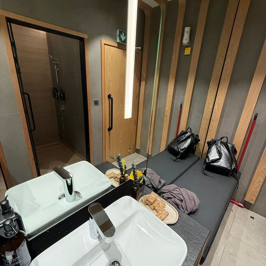 Sleepover Dubai International Airport B Gates — Bathroom