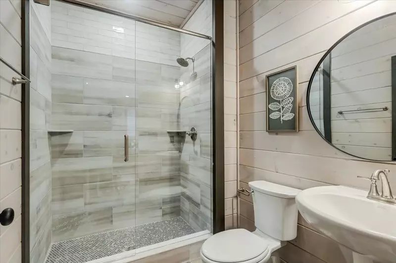 Sleepy Bear Motel — Bathroom