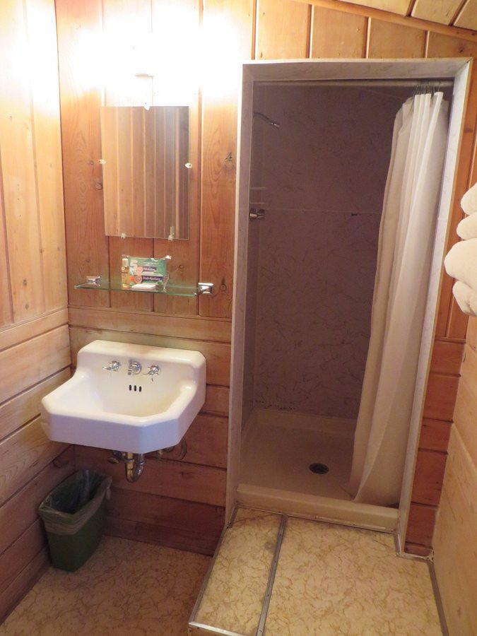 Sleepy Hollow Lodge — Bathroom