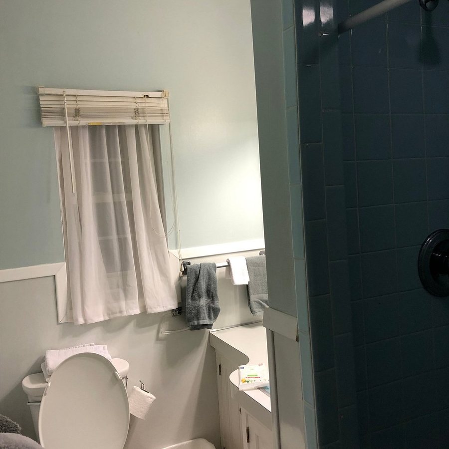Sleepy Hollow Motel — Bathroom