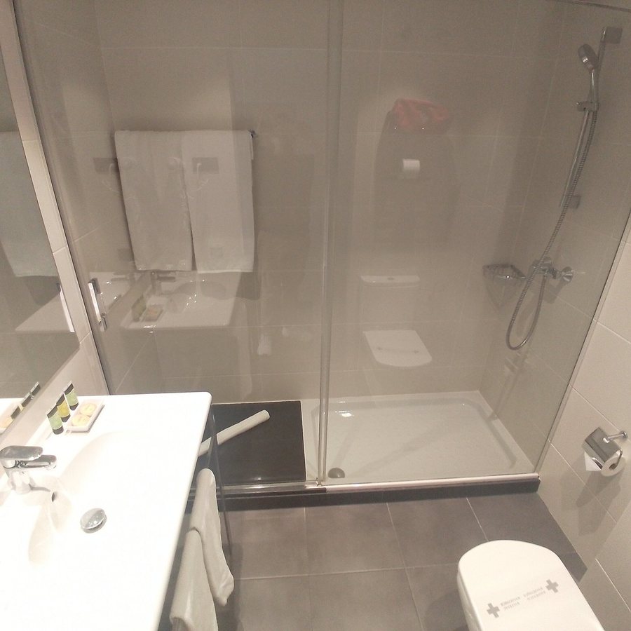 SM Hotel Sant Antoni Barcelona Catalonia — Bathroom