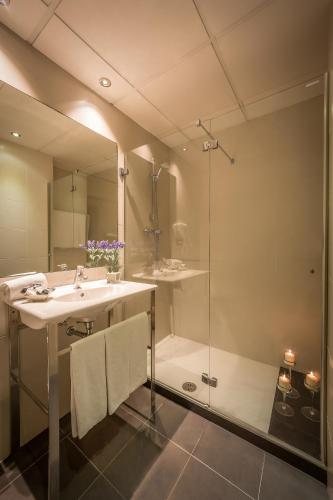 Sm Hotel Teatre Auditori Barcelona Catalonia — Bathroom