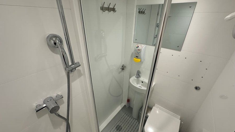 Smart Camden Inn — Bathroom
