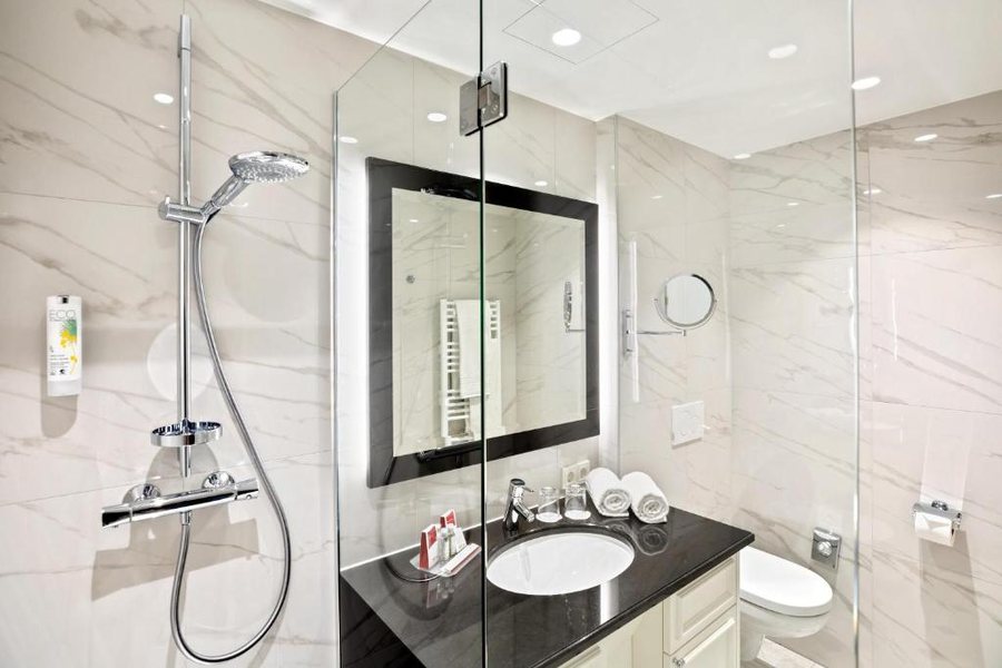 Smart Hotel Schonbrunn — Bathroom