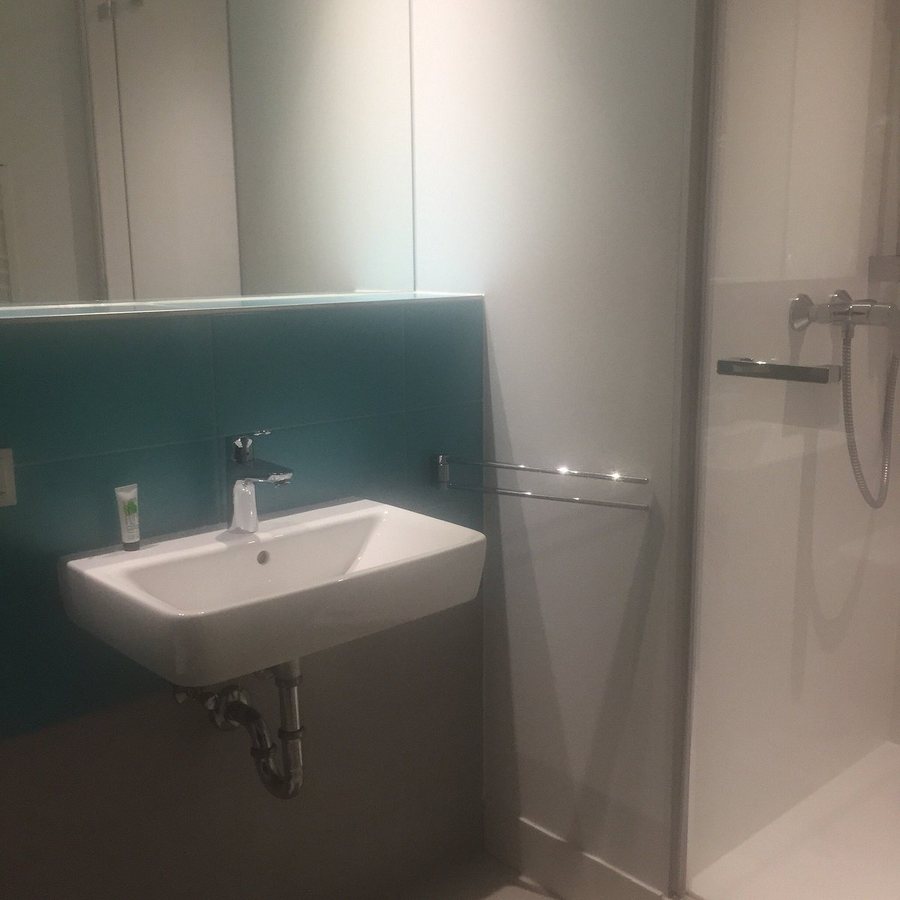 SMARTments Business Wien Hauptbahnhof — Bathroom
