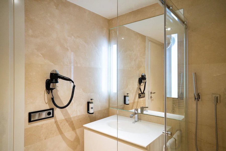 SmartRental Collection Gran Via Capital — Bathroom