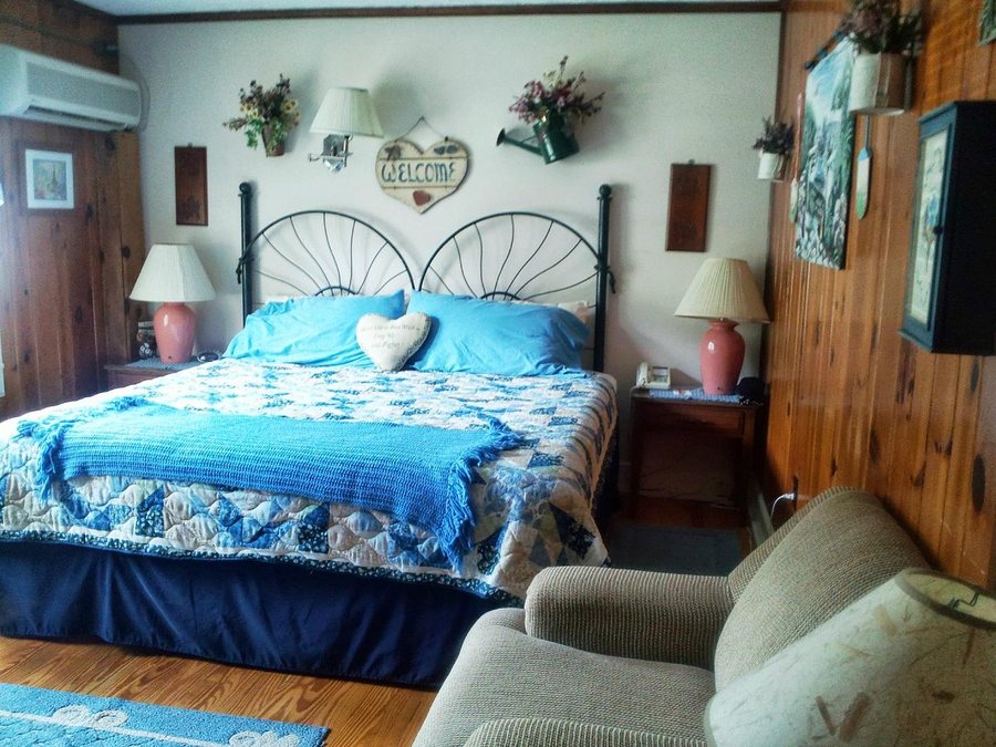 Smoky Falls Lodge — Guest room