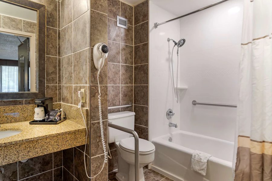 Smoky Mountain Inn Suites — Bathroom