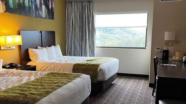 Smoky Mountain Inn Suites — Guest room