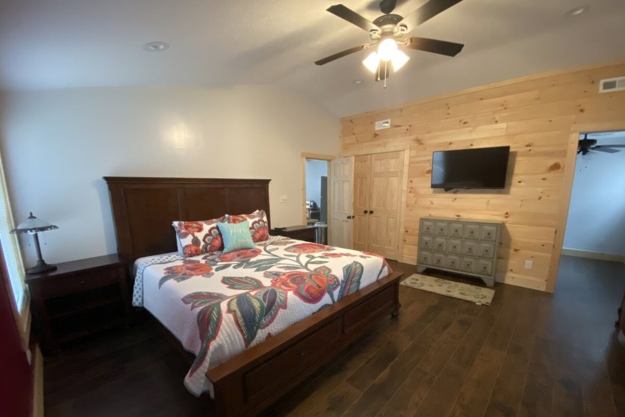 Smoky View Cottages RV Resort — Guest room