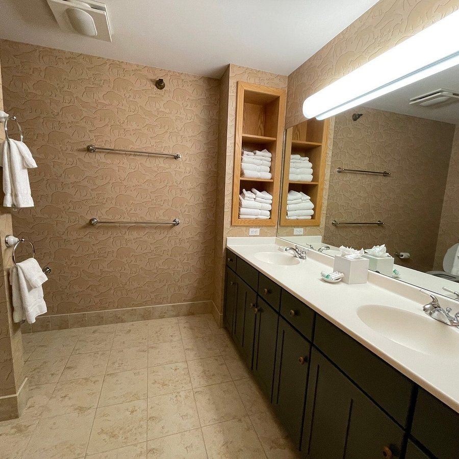 Smugglers Notch Inn — Bathroom