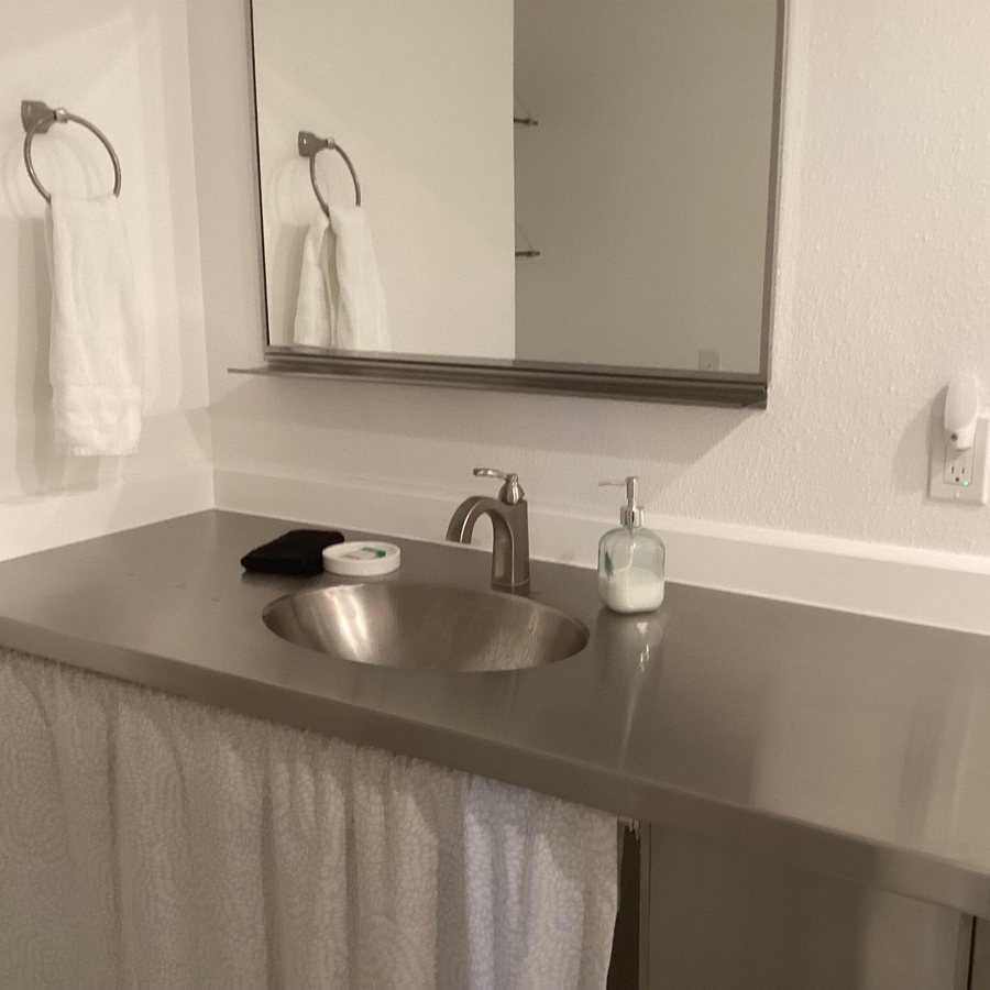 Snob Hollow Inn — Bathroom