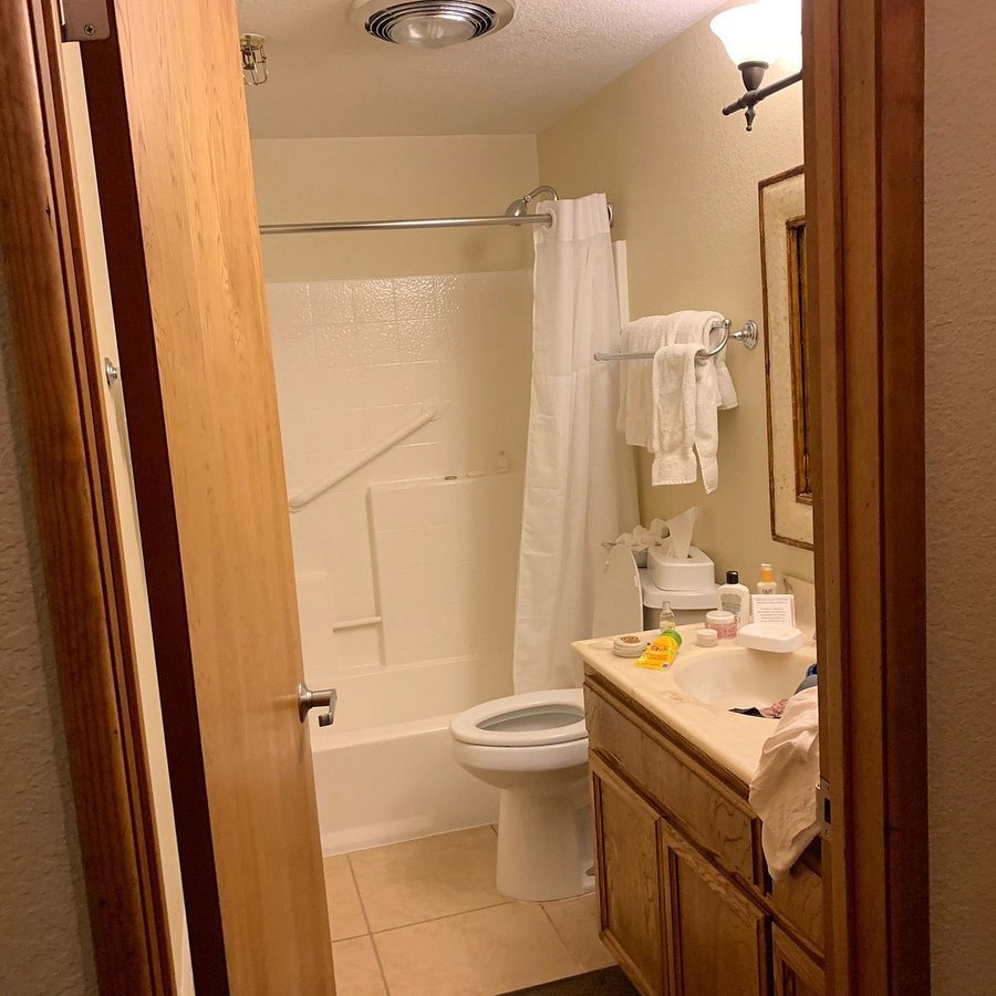 Snow Lake Lodge — Bathroom