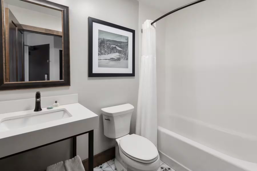 Snowshoe Motel — Bathroom