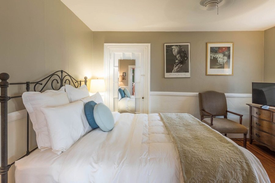 Snug Cottage — Guest room