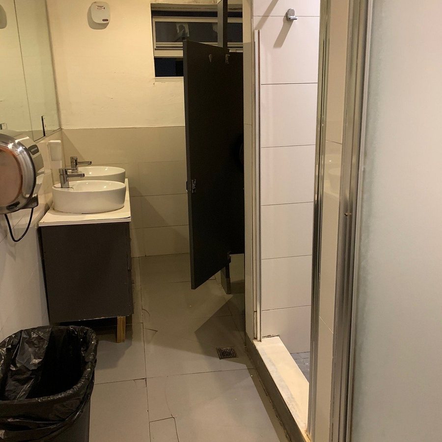 SoBe Hostel Miami Beach Florida — Bathroom