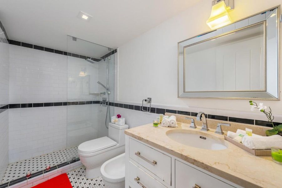 SoBe Lux Miami Beach Florida — Bathroom