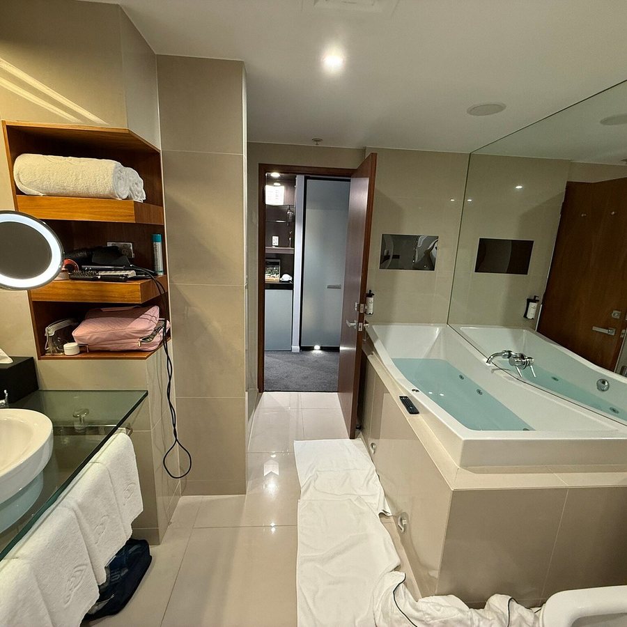 Sofitel Queenstown Hotel and Spa — Bathroom