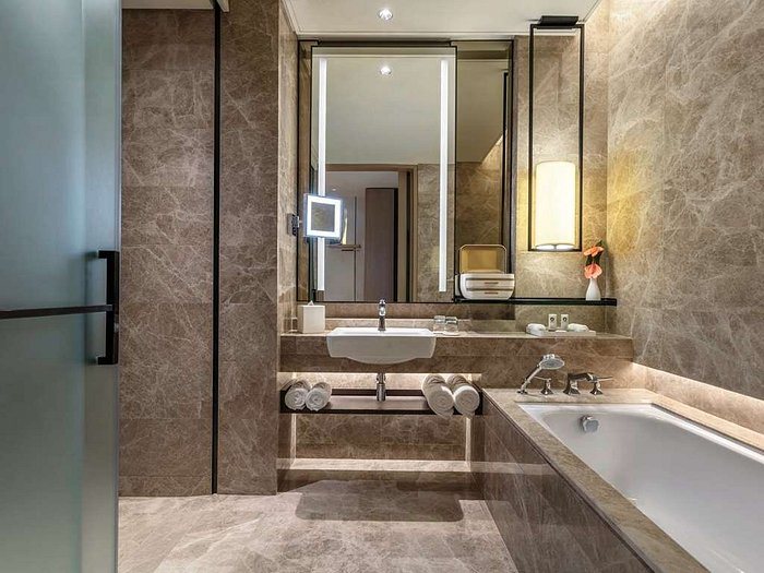 Sofitel Singapore City Centre — Bathroom