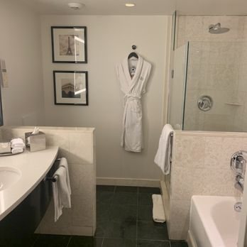 Sofitel Washington DC Lafayette Square — Bathroom