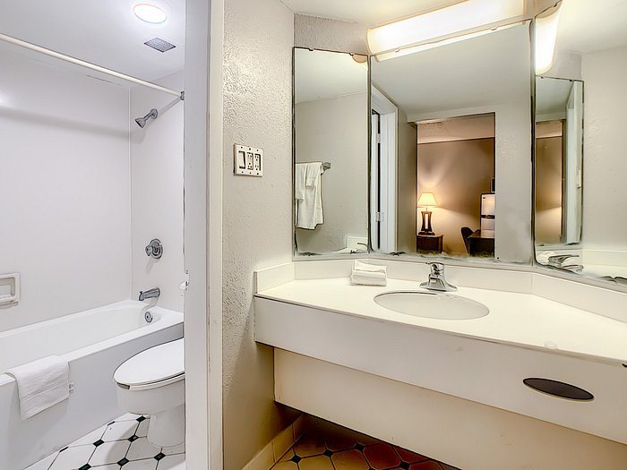 Soho Inn Suites Jacksonville North — Bathroom