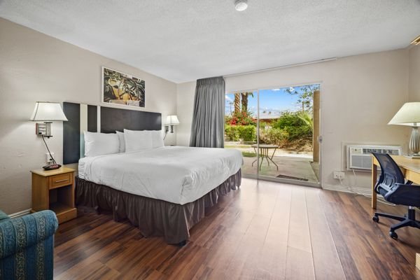 Sol Springs Inn — Guest room