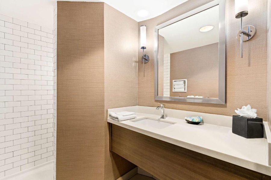 Solara Inn and Suites — Bathroom