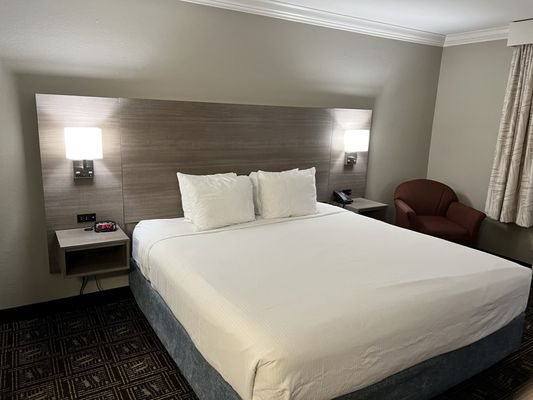 Solara Inn and Suites — Guest room