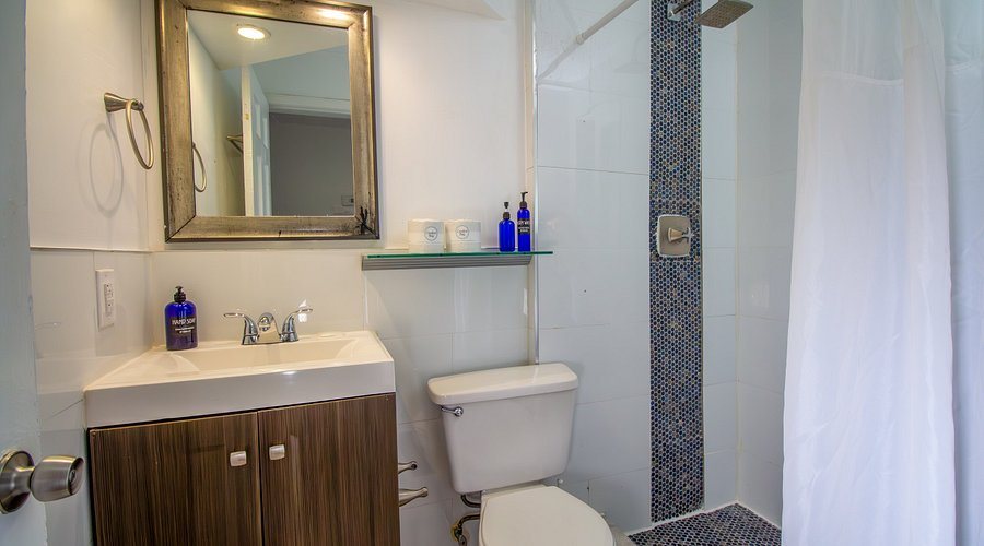 Soleil Apartments Miami Beach Florida — Bathroom