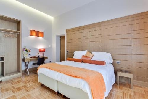 Solo Experience Hotel — Guest room