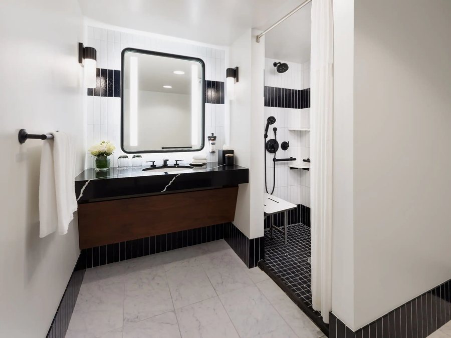 SOMA Park Inn Civic Center — Bathroom