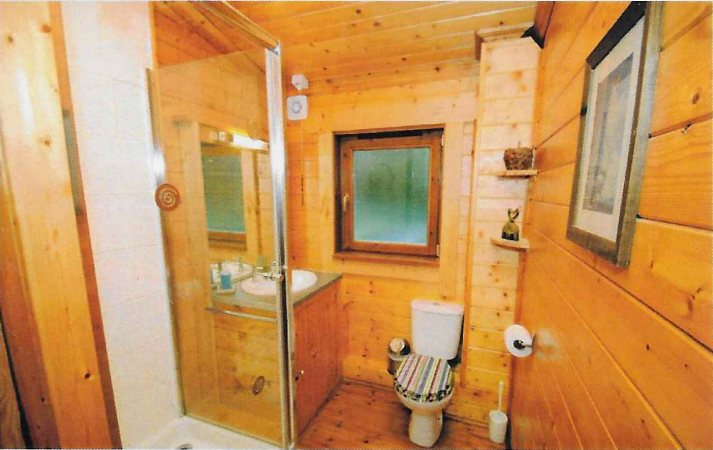 Somers Bay Log Cabins Lodging — Bathroom