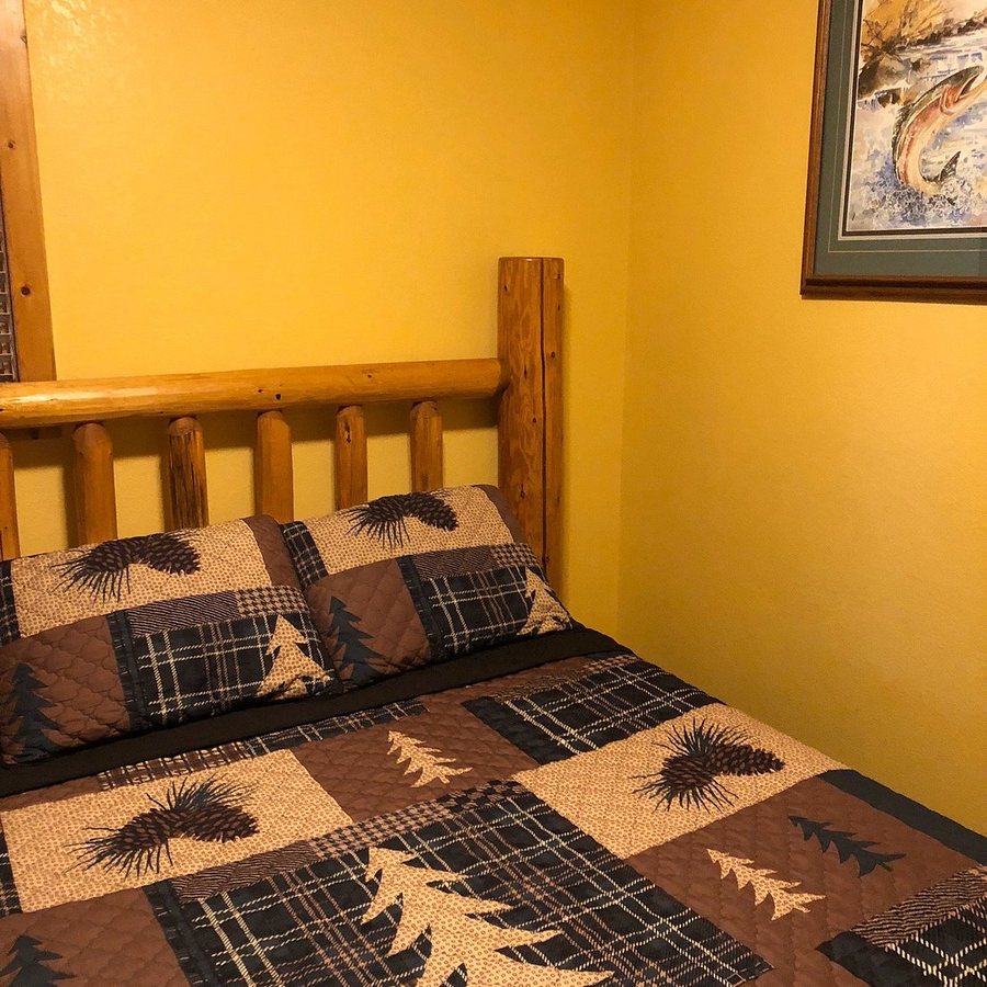 Somers Bay Log Cabins Lodging — Guest room