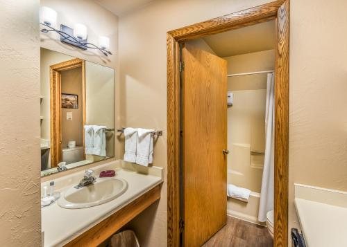 Somerset Inn Suites — Bathroom