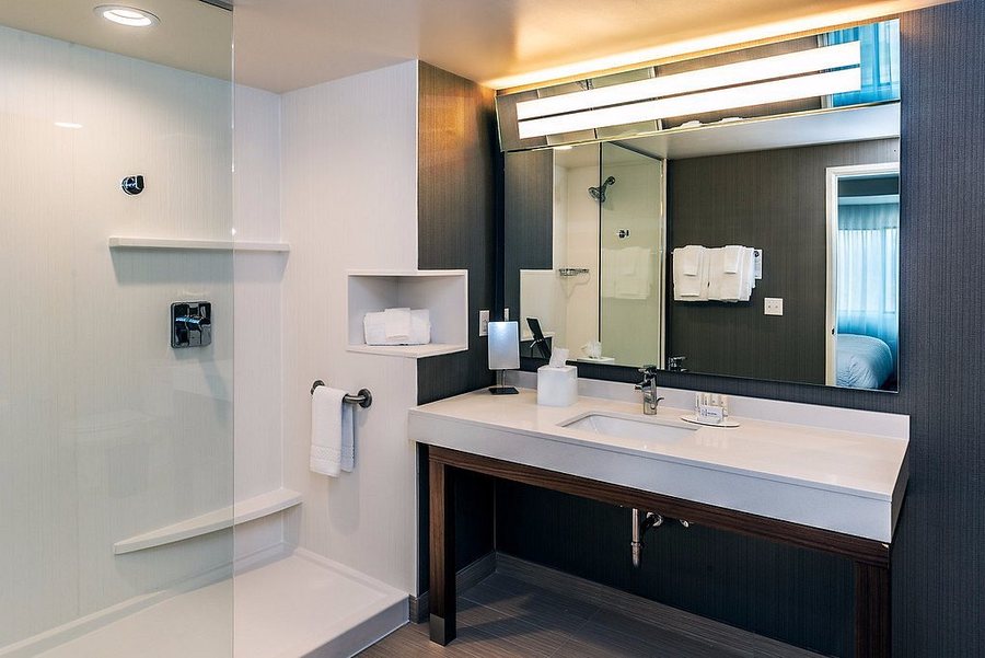 Somerset Inn — Bathroom