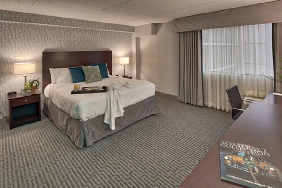 Somerset Inn — Guest room