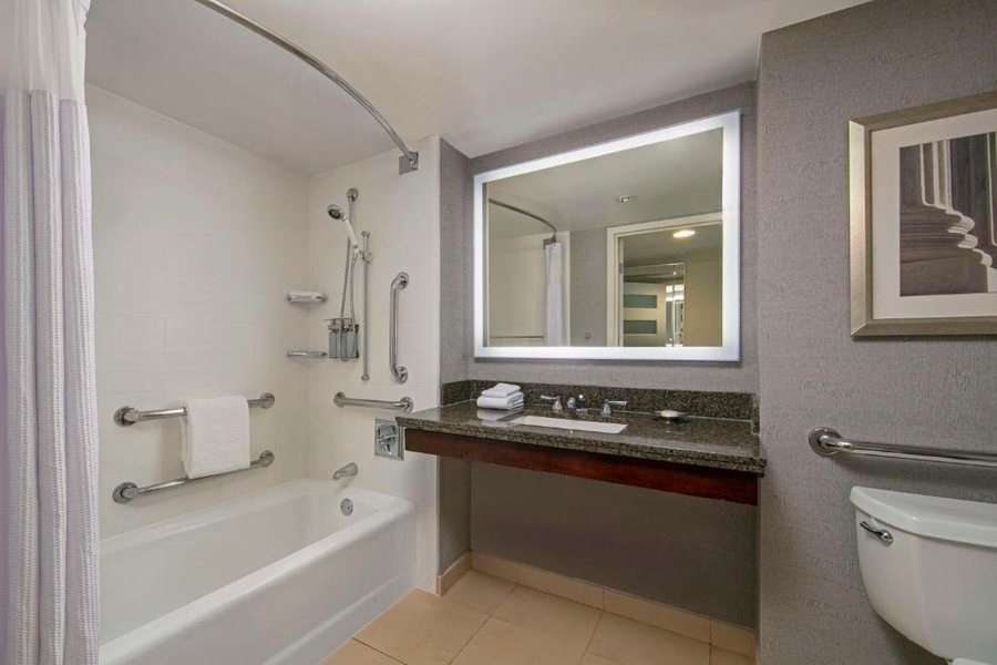 Sonesta Charlotte Lower South End — Bathroom