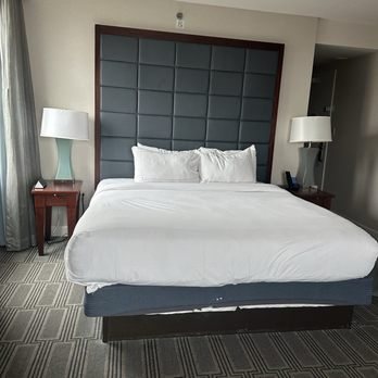 Sonesta Charlotte Lower South End — Guest room