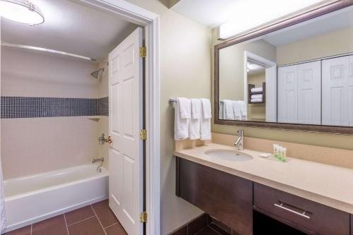 Sonesta ES Suites Baton Rouge University at Southgate — Bathroom