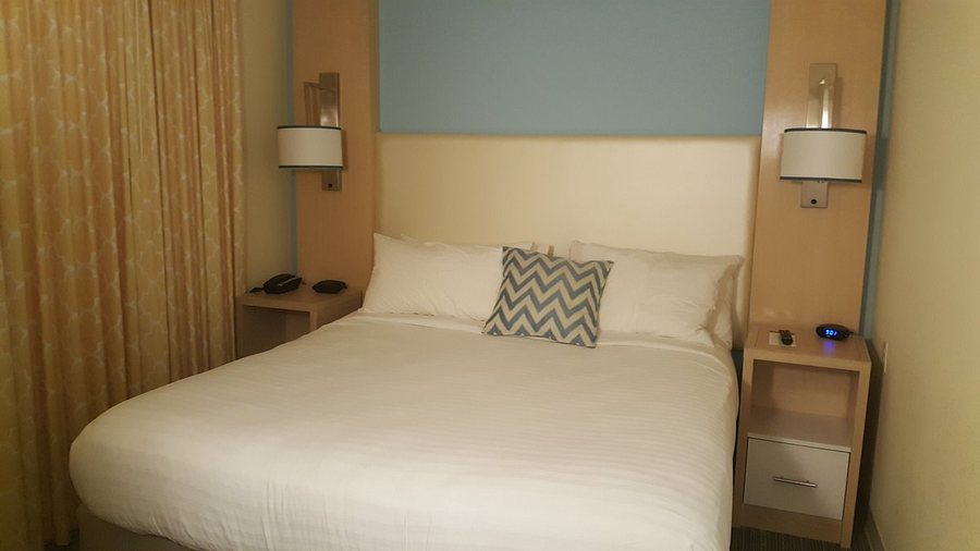 Sonesta Es Suites Burlington Vt — Guest room