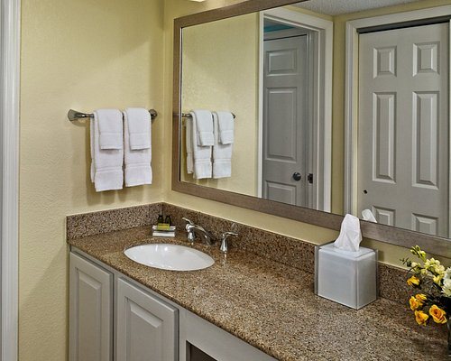 Sonesta ES Suites Cincinnati Blue Ash — Bathroom