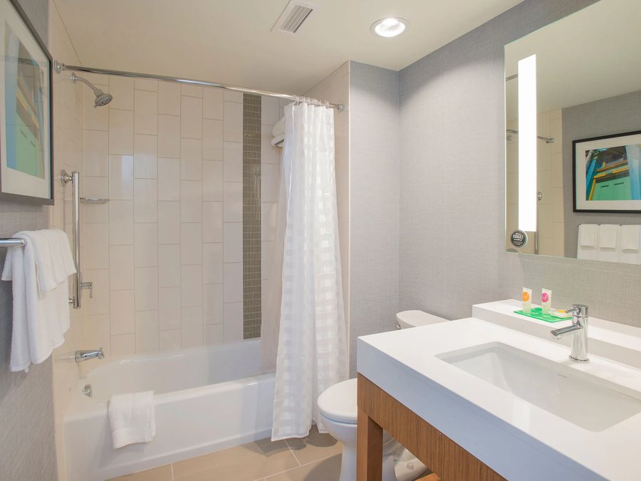 Sonesta ES Suites Cincinnati Sharonville East — Bathroom