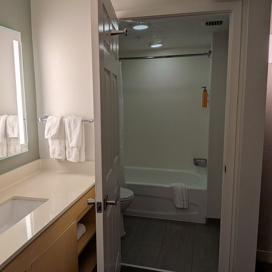 Sonesta ES Suites Fort Lauderdale Plantation — Bathroom