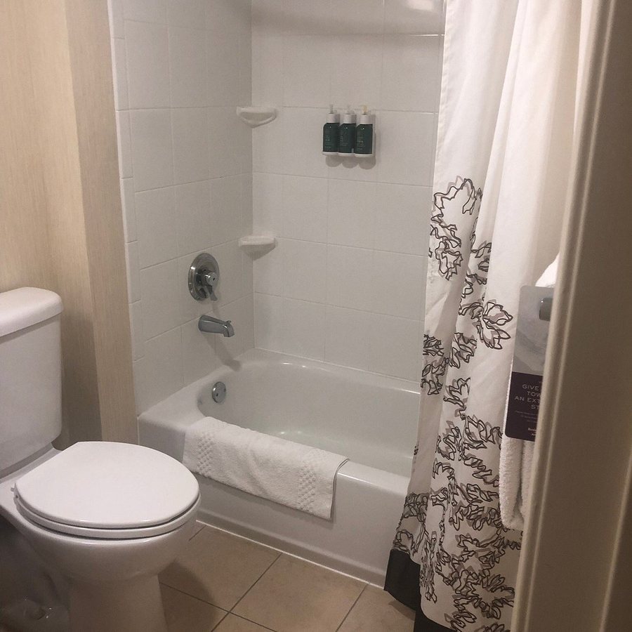 Sonesta ES Suites Fresno — Bathroom
